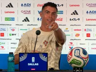 Auf der Portugal-Pressekonferenz vor dem WM-Achtelfinale gegen Spanien spricht Cristiano Ronaldo einen Journalisten proaktiv an und weist ihn anschließend in die Schranken. 