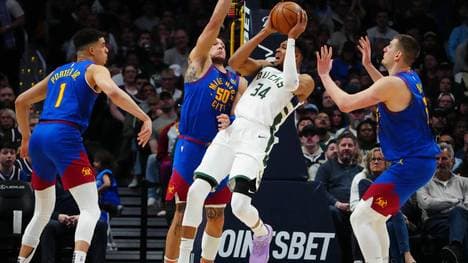 Nikola Jokic (r.) siegt gegen Giannis Antetokounmpo und die Bucks