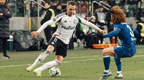 Chelsea wird sich von Legia Warschau (im Bild Marc Cucurella gegen Patryk Kun) den Aufstieg nicht mehr nehmen lassen