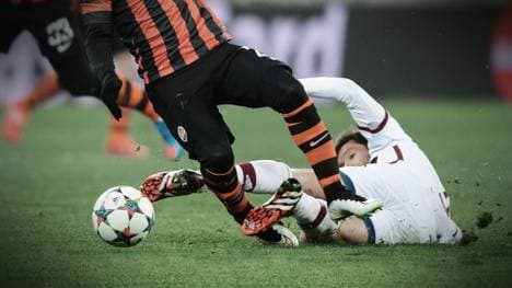 Xabi Alonso sah für dieses Foul an Alex Teixeira Gelb-Rot