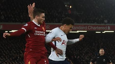 Der englische Nationalspieler Dele Alli (r.) sah im Spiel gegen Liverpool Gelb wegen einer Schwalbe