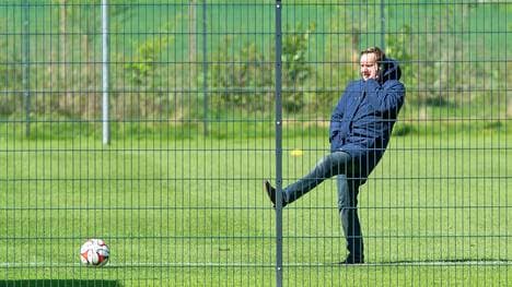 Horst Heldt vom FC Schalke 04 am Rande des Trainings