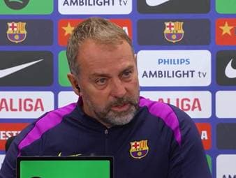 Nach der 0:3-Klatsche gegen Chelsea verteidigt Hansi Flick Barcelonas Spielweise. In diesem System seien nicht nur die Verteidiger für das Pressing verantwortlich, erklärt der Trainer.