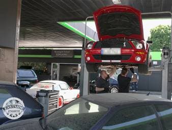 Wenn Händler Enrico ausrückt, um Fahrzeuge zu kaufen, dann um damit auch Kohle zu verdienen. Umso ärgerlicher ist es, wenn vor Ort alles anders kommt als man eigentlich denkt. In Hohenmölsen schaut sich der Autoprofi einen Familienbus aus Stuttgarter Produktion an. Doch der Vito hat ein dunkles Geheimnis. Die Frage ist: Wusste der Besitzer davon? Außerdem checkt der Boss einen Audi A5 in Thüringen, der eine echt gute Figur macht – zumindest auf den ersten Blick. Um all dem die Krone aufzusetzen, kommt auf dem eigenen Hof in Dresden eine Reklamation auf die Hebebühne. Der 500 PS Shelby soll von Enrico mit verheimlichtem Kupplungsschaden ausgeliefert worden sein. Die Mechaniker John, Willi und Philipp finden heraus was mit dem Hobel tatsächlich los ist.