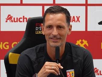 Lens-Trainer Dino Toppmöller sieht im französischen Supercup gegen PSG die Chance, Vereinsgeschichte zu schreiben. Die Mannschaft will sich vor dem CL-Sieger nicht verstecken und glaubt an den Sieg vor heimischer Kulisse.