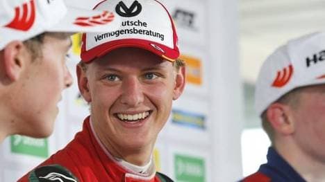 Mick Schumacher fährt auf dem Nürburgring das DTM-Renntaxi