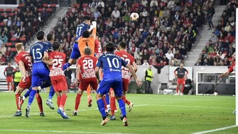 Keeper Noah Atubolu kommt nicht an den Ball