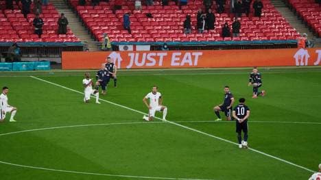 Engländer und Schotten setzen Zeichen gegen Rassismus