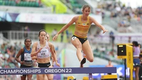 Lea Meyer (r.) erreicht das Finale über 3000 m Hindernis