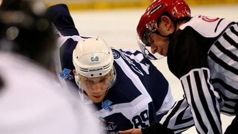 David Wolf von den Hamburg Freezers erlitt eine Verletzung am Daumen