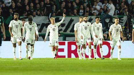 Frans Krätzig (Nummer 41) bejubelt im DFB-Pokal gegen Preußen Münster sein erstes Pflichtspiel-Tor