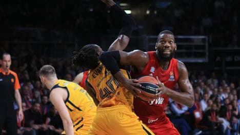 Auf Bayern-Center Greg Monroe kommt gegen Real Madrid Schwerstarbeit unter den Körben zu