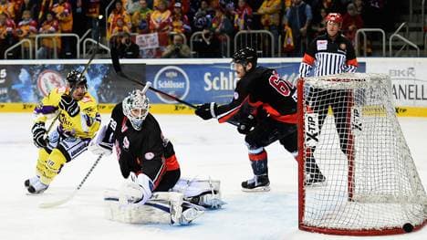 Martin Schymainski (l.) bleibt den Krefeldern treu