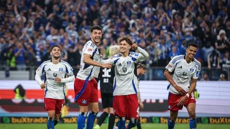 Daniel Elfadli (2. v.l.) hat beim HSV verlängert