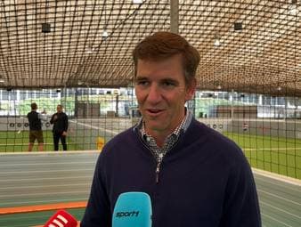 NFL-Legende Eli Manning und Markus Kuhn reagieren am Rande eines Events in München auf die Degradierung von Giants-Quarterback Russell Wilson.