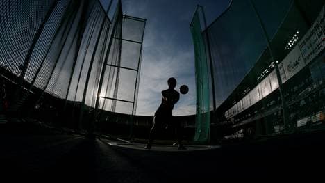 Ein Hammerwerfer wirft einen Hammer