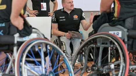 Männer-Trainer Jan Haller im Kreise seiner Spieler