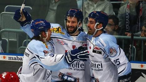 Nach Dylan Yeo (l.) und Steven Zalewski (r.) verlängert auch Mike Hedden