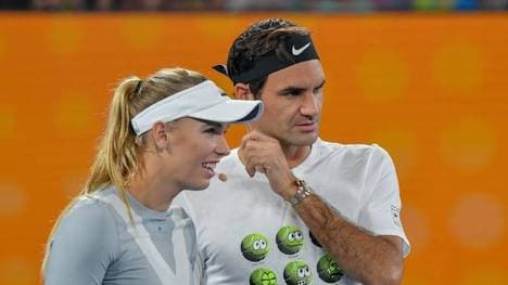 Caroline Wozniacki (l.) gemeinsam mit Roger Federer