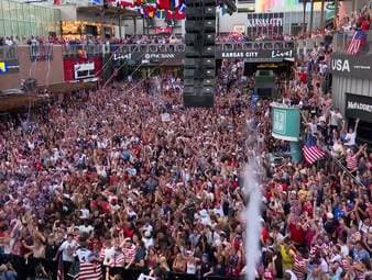 Nach dem erfolgreichen Abschneiden der US-Nationalmannschaft im Sechzehntelfinale zeigen sich die amerikanischen Fans extrem optimistisch für den weiteren Turnierverlauf und träumen bereits vom WM-Titel im eigenen Land.