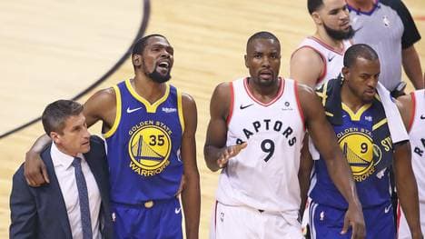 Kevin Durant (2.v.l.) von den Golden State Warriors könnte im Sommer Free Agent werden