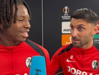 Nach dem Halbfinaleinzug in der Europa League sorgt Vincenzo Grifo vom SC Freiburg für einen heiteren Moment: Er nimmt Johan Manzambi kurzerhand aus der Schusslinie und bewahrt ihn vor den Fragen der Reporter.