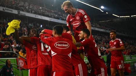 Emmanuel Iyoha und Fortuna Düsseldorf feiern einen Sieg gegen Hansa Rostock