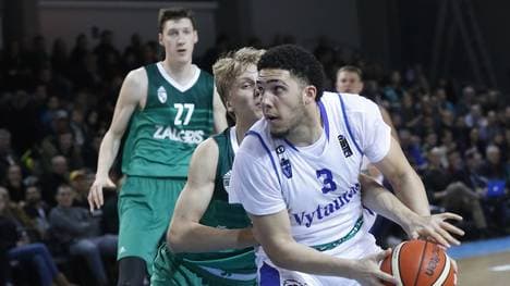 LiAngelo Ball (r.) erzielte bei seinem ersten Spiel in Litauen 19 Punkte
