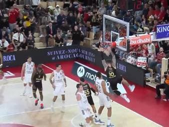 Ein bockstarker Auftritt von Daniel Theis. Im EuroLeague-Duell gegen Real Madrid zeigt der deutsche Center keine Gnade für seine Gegenspieler.