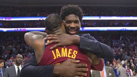 Spielen LeBron James (vorne) und Joel Embiid bald gemeinsam für die Sixers?