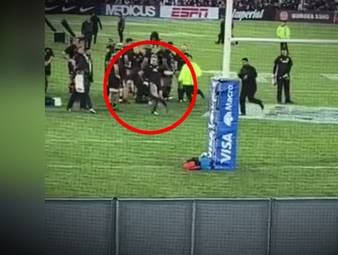 Nach der Rugby-Championship-Partie zwischen Argentinien und Neuseeland treibt ein Flitzer sein Unwesen auf dem Platz. Sam Cane, Kapitän der "All Blacks" greift zu unsanften Mitteln, um den Störenfried zu stoppen.