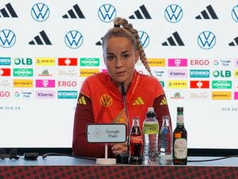 Giulia Gwinn leidet mit ihrer Teamkollegin Lena Oberdorf, die sich erneut nach ihrem Kreuzbandriss zurückkämpfen muss. Die DFB-Kapitänin weiß, wovon sie spricht und wie schwer dieser Weg ist. 