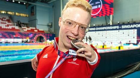 Josia Topf mit seiner Silbermedaille