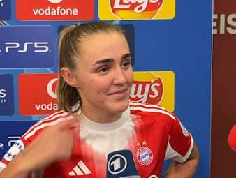 Die Frauen des FC Bayern München liegen schon früh mit 0:2 gegen den FC Arsenal zurück, dürfen sich aber doch noch über ein Happy End freuen. Zwischenzeitlich werden jedoch Erinnerungen an das 1:7-Debakel gegen den FC Barcelona wach. 