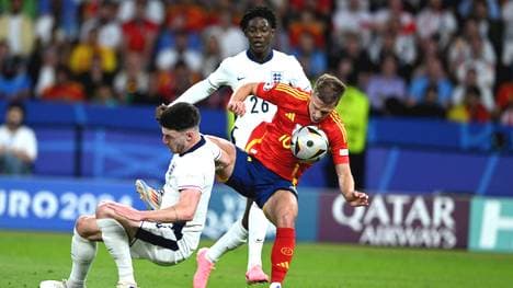 Dani Olmo im Zweikampf mit Declan Rice