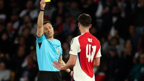 Felix Zwayer zeigt Declan Rice die Gelbe Karte