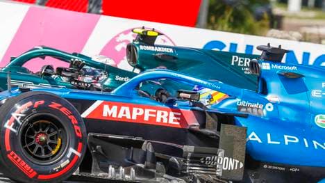 Hier entschuldigt sich Aston-Martin-Pilot Sebastian Vettel (l.) bei Fernando Alonso für seine Blockade