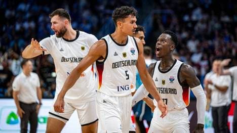 Tristan da Silva (m.) beim Jubel mit Dennis Schröder