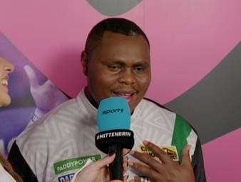David Munyua gelingt bei der Darts-WM eine der größten Sensationen der Geschichte gegen Mike De Decker. Im SPORT1-Interview ist der Kenianer überwältigt und sendet trotzdem eine wichtige Botschaft in Richtung seines Heimatlandes.