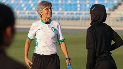 Fußball-Pionierin in Saudi-Arabien: Monika Staab (m.)