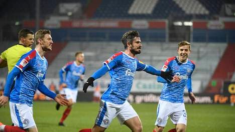 Fin Bartels und Teamkollegen bejubeln den Siegtreffer gegen Nürnberg