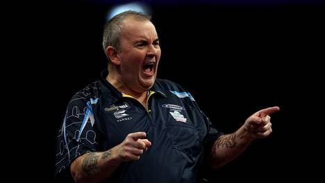 Phil Taylor setzte sich am heimischen Darts-Board gegen Mikuru Suzuki durch
