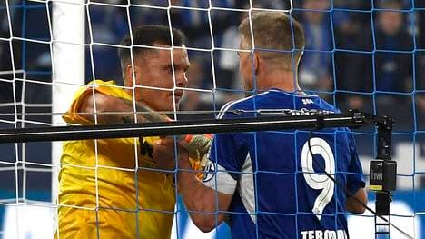 Torwart Rafal Gikiewicz (FC Augsburg) und Simon Terodde (FC Schalke 04) lagen nach der Partie ziemlich im Clinch