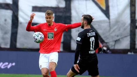 Marvin Senger (l.) war einer der Helden beim FCK in der abgelaufenen Rückrunde. Jetzt bleibt er ein weiteres Jahr am Betzenberg