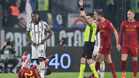 Moise Kean sieht nach einer Tätlichkeit Rot