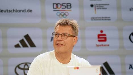 Thomas Weikert freut sich mit Aicher und Team D