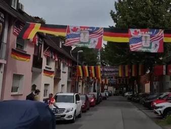 Achim Klimmek ist nicht nur glühender Deutschland-Fan. Kurz vor WM-Start hüllte der 70-Jährige seine Nachbarschaft kurzerhand in ein gigantisches Fahnenmeer.