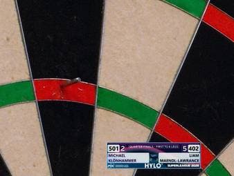 Was für eine kuriose Szene: Liam Maendl-Lawrance lässt bei der Super League eine Pfeilspitze im Board zurück. Es folgt ein kleines Intermezzo inklusive Einsatz der Wasserwaage. Dabei wird Maendl-Lawrance zum Wiederholungstäter.