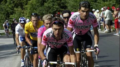 Igor González de Galdeano (vorne rechts) erhob schwere Vorwürfe gegen Lance Armstrongg (hinten links in Gelb)