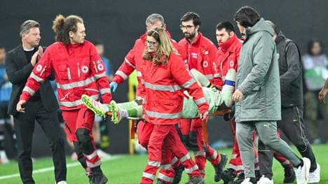 Mike Maignan musste nach einem Zusammenprall mit der Trage abtransportiert werden